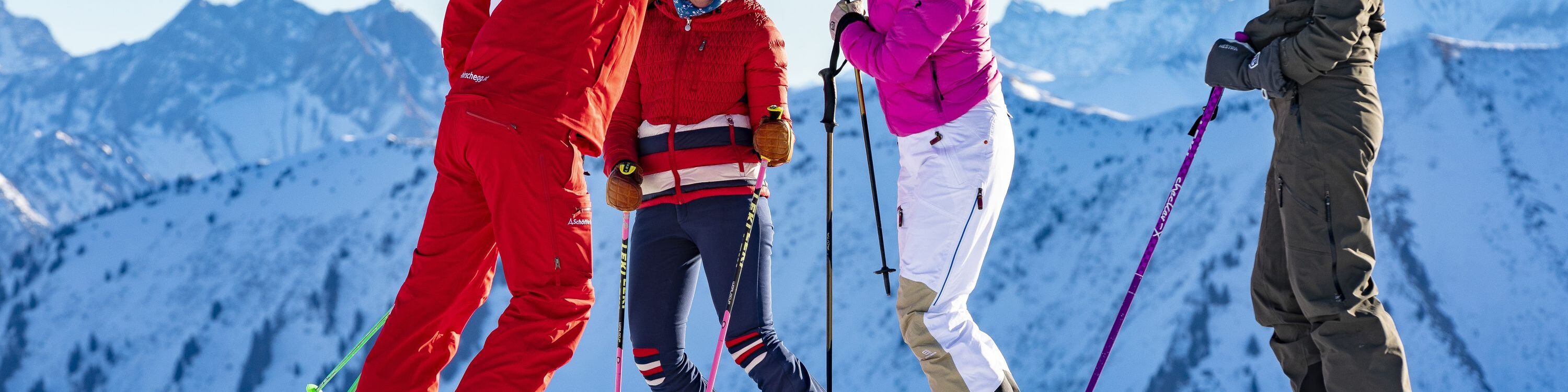 Skilehrer und Teilnehmerin klatschen ein auf der Piste 