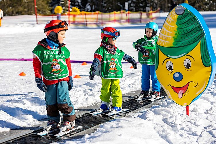 Kinder lernen Skifahren am Zauberteppich in Hirschegg