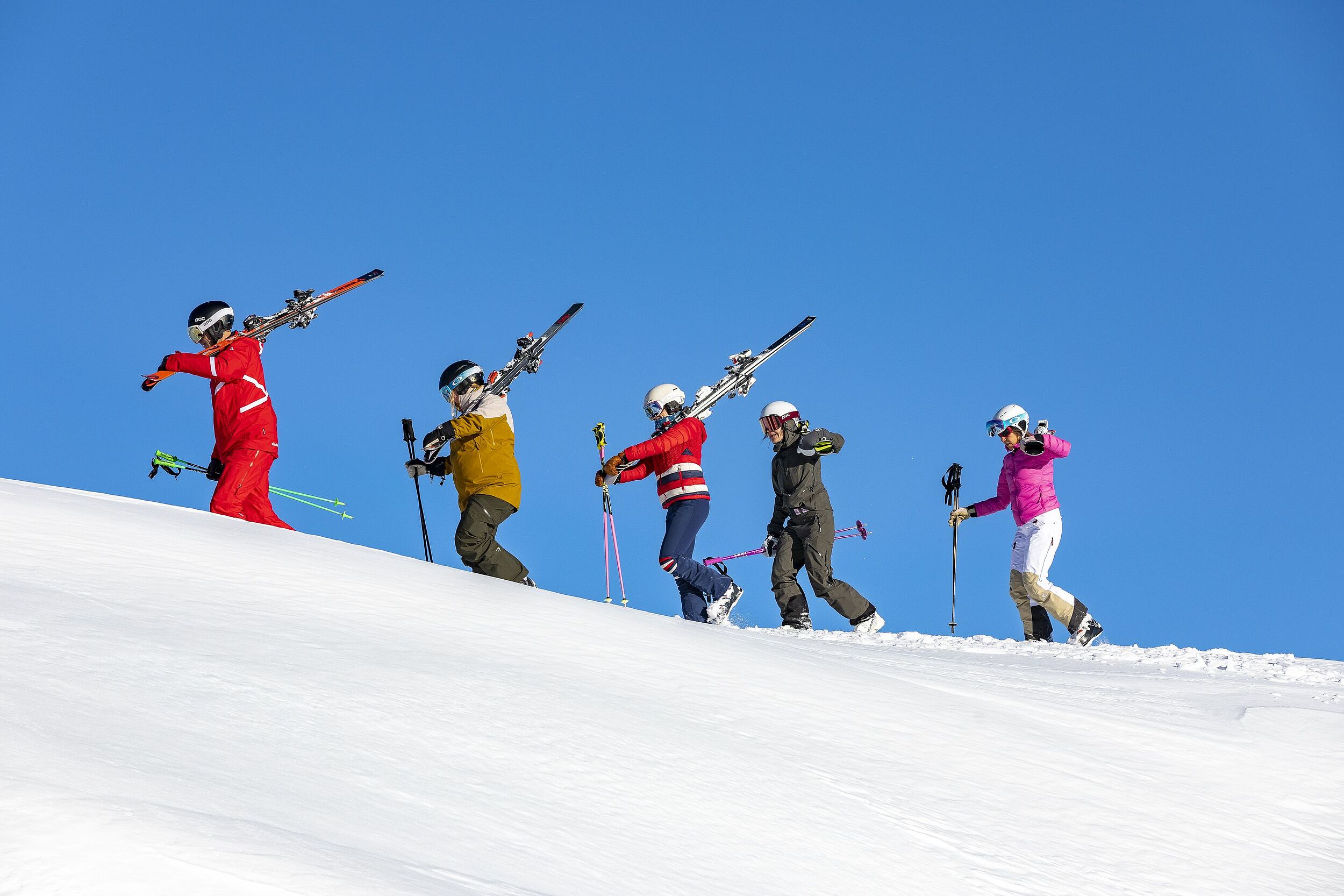 Erwachsenen Skikurs Gruppe auf der Piste im Skigebiet Kleinwalsertal Oberstdorf