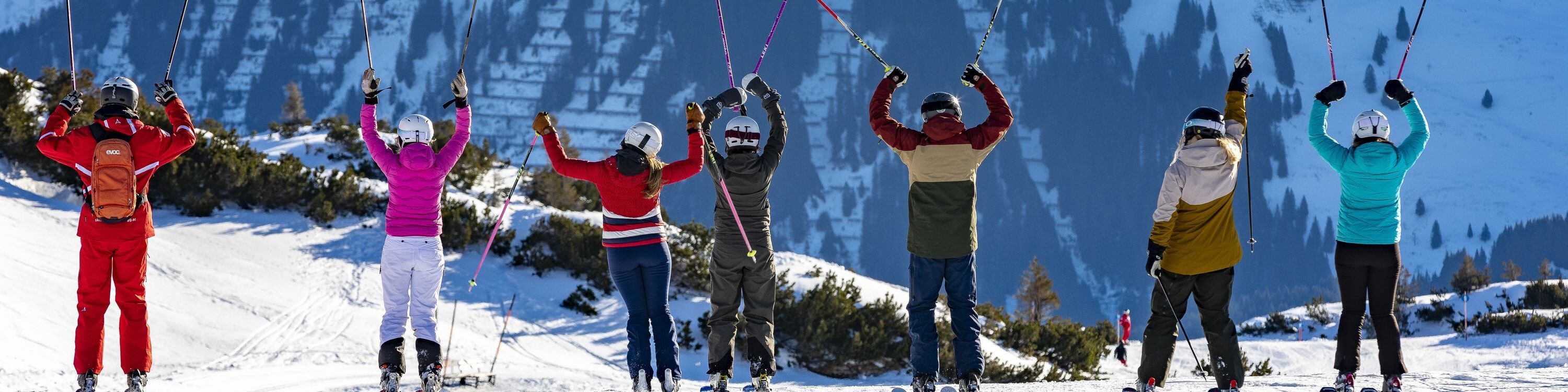 Group skiing course Kleinwalsertal Oberstdorf - Participants stretch ski poles into the air
