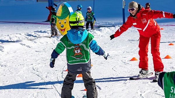 Kind übt Skifahren im Kinderland der Skischule Hirschegg